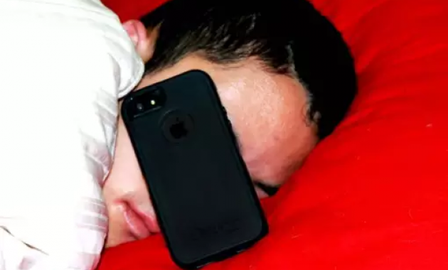 Kelakuan Kids Jaman Now Tidur dan Bangun Bareng Smartphone