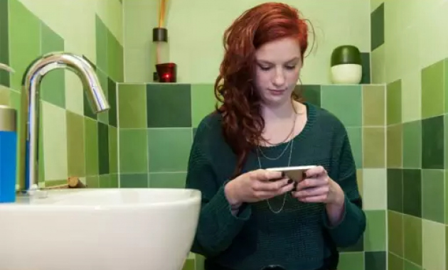 Kelakuan Kids Jaman Now Online Sosmed di Toilet