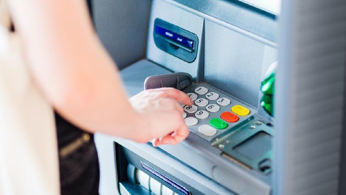 tarik tunai kartu kredit bri di mesin atm